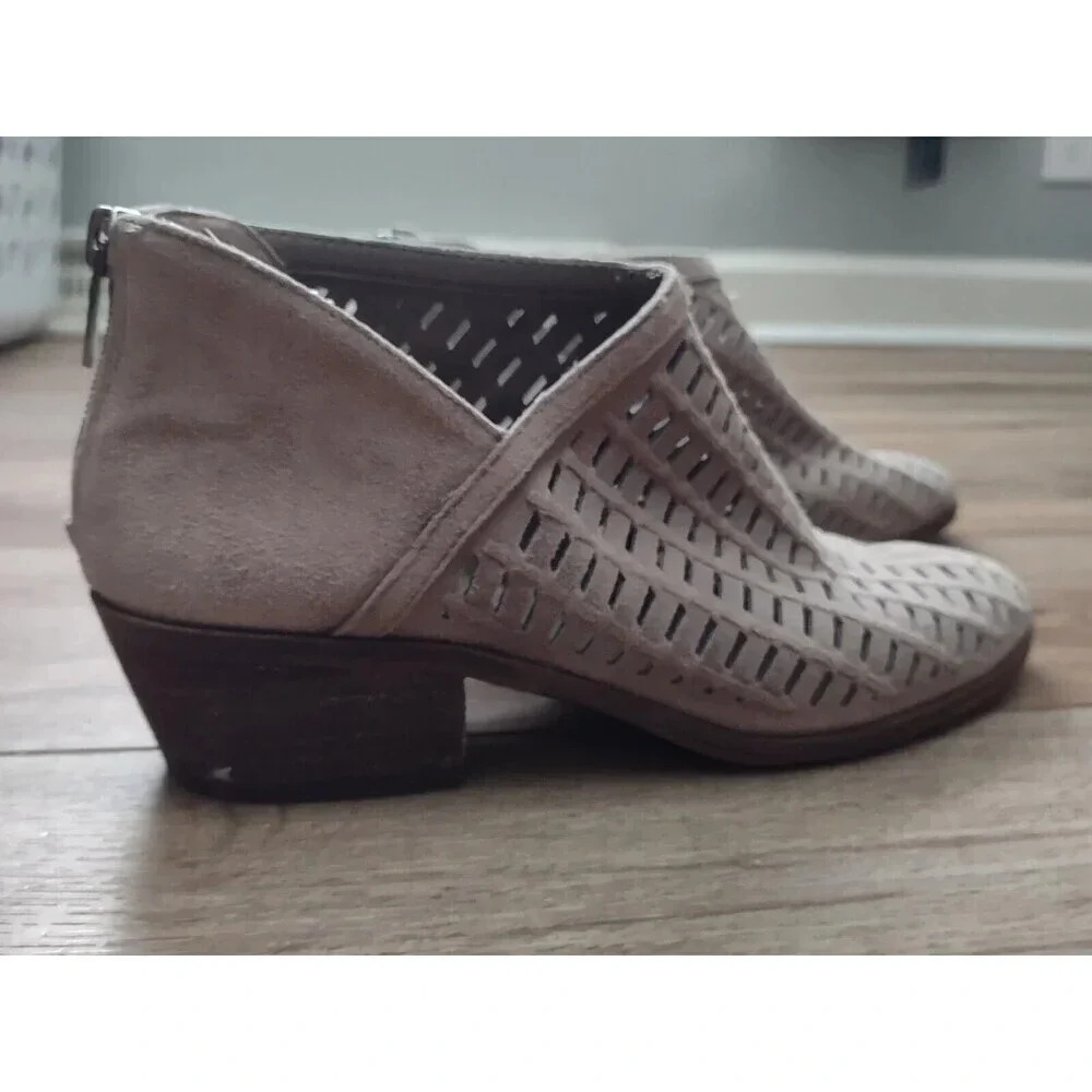 Vince Camuto Women's Sz 8M Pekkan Beige Perforated Laser Cut Suede Ankle Booties
